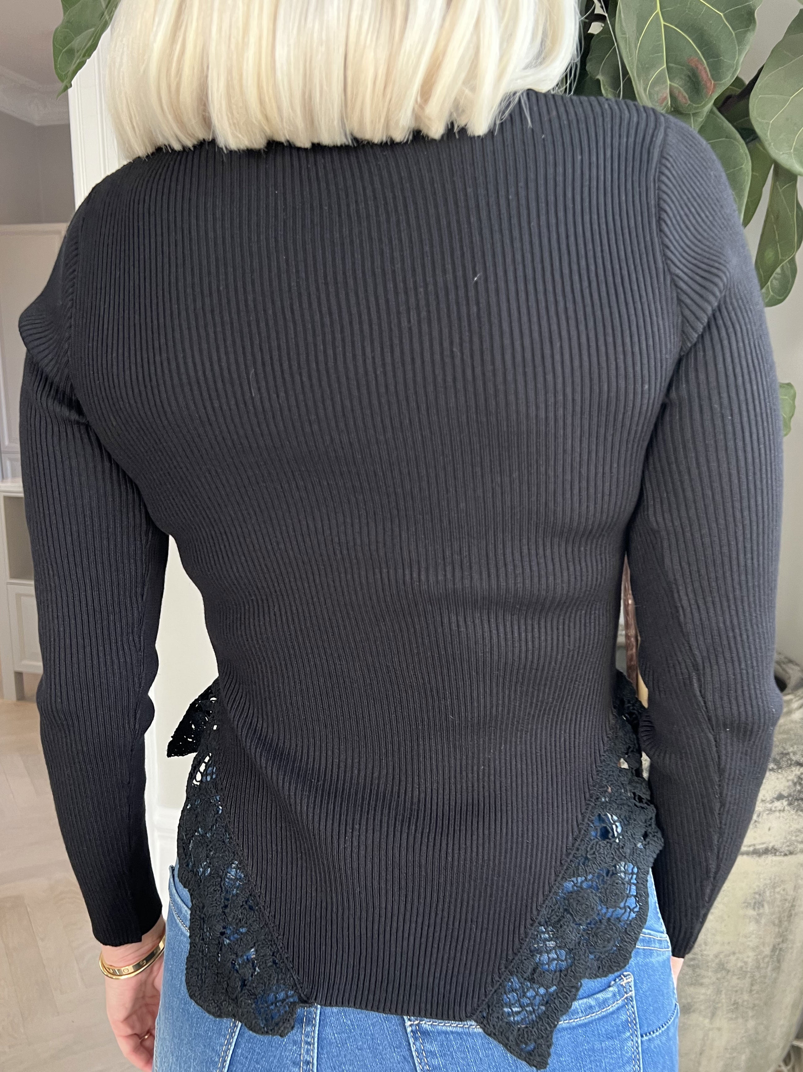 Krista - Blus i fin stickning med volangkant undertill - White